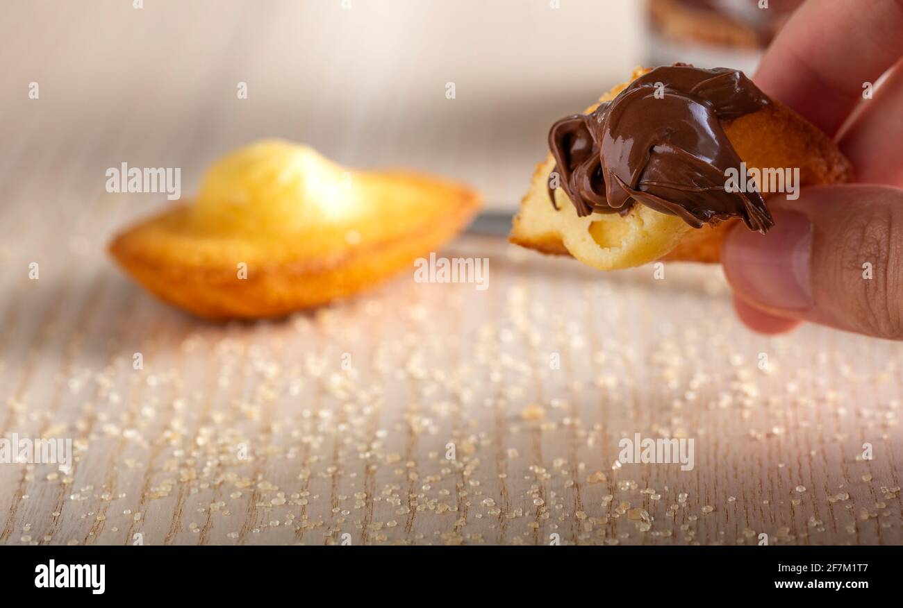 Französische madeleine mit Schokolade - Nahaufnahme Stockfoto