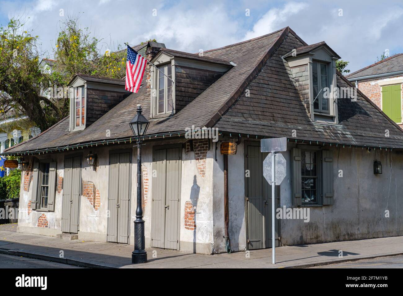 NEW ORLEANS, LA, USA - 19. MÄRZ 2020: Lafitte's Blacksmith Shop in der Bourbon Street im French Quarter Stockfoto