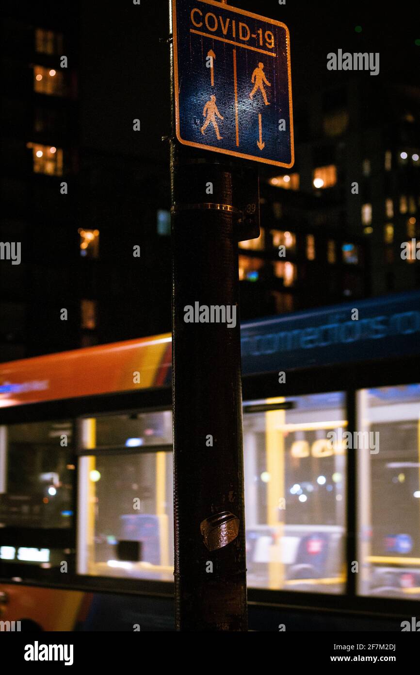 Leerer Bus fährt an einem Covid 19-Schild in Media vorbei Stadt Großbritannien Stockfoto