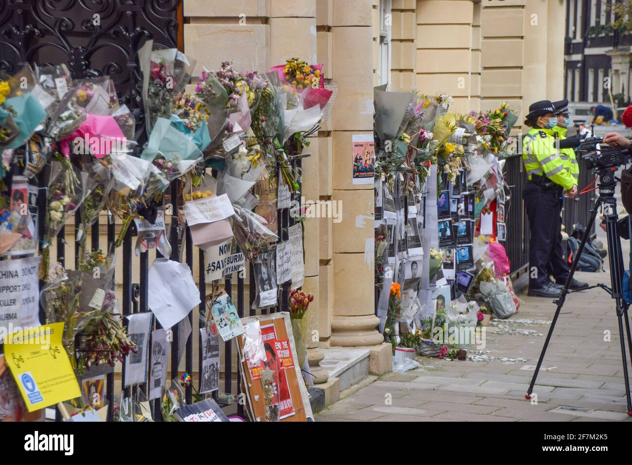 London, Großbritannien. April 2021. Blumen und Fotos vor der Botschaft von Myanmar in Mayfair. Der Botschafter Myanmars im Vereinigten Königreich, Kyaw zwar Minn, wurde aus der Botschaft ausgeschlossen, was er als einen „Putsch“ bezeichnet hat. Kredit: Vuk Valcic/Alamy Live Nachrichten Stockfoto