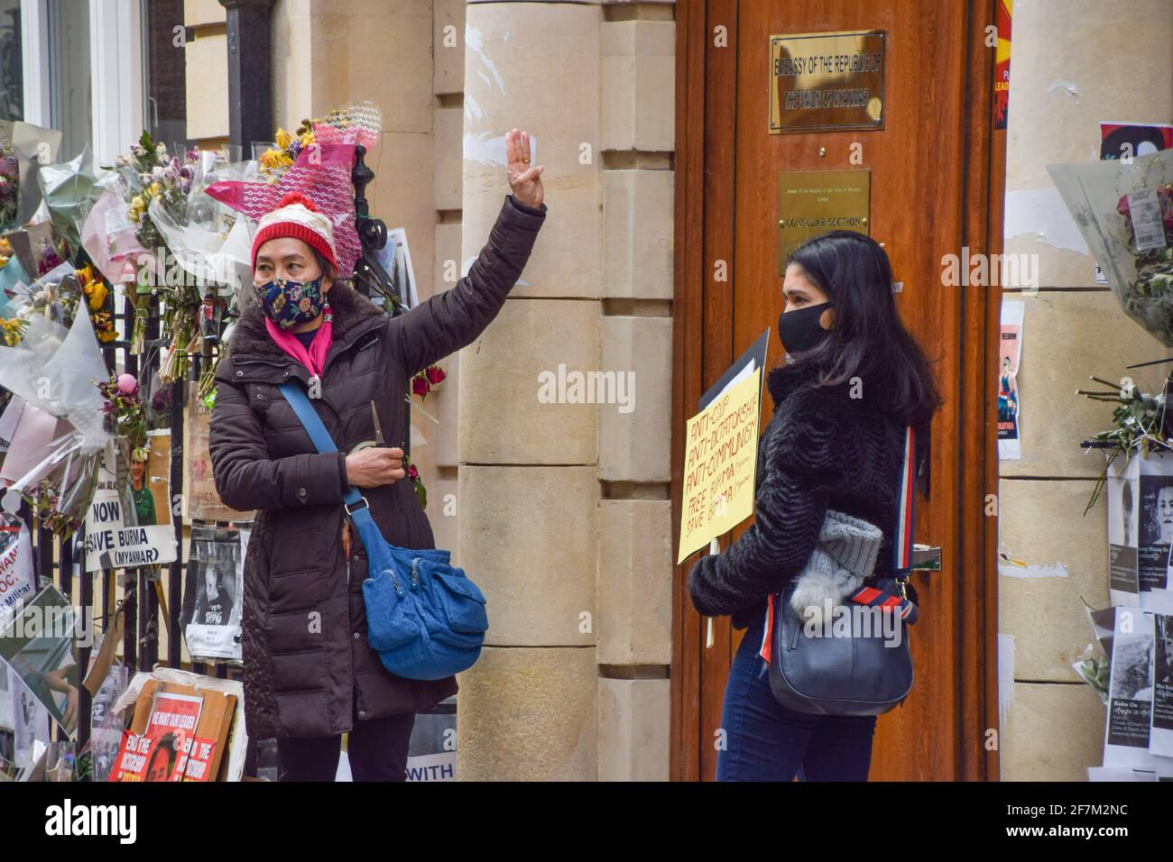 London, Großbritannien. April 2021. Ein Protestler hält den dreifingigen Gruß vor der Botschaft von Myanmar in Mayfair hoch. Der Botschafter Myanmars im Vereinigten Königreich, Kyaw zwar Minn, wurde aus der Botschaft ausgeschlossen, was er als einen „Putsch“ bezeichnet hat. Kredit: Vuk Valcic/Alamy Live Nachrichten Stockfoto