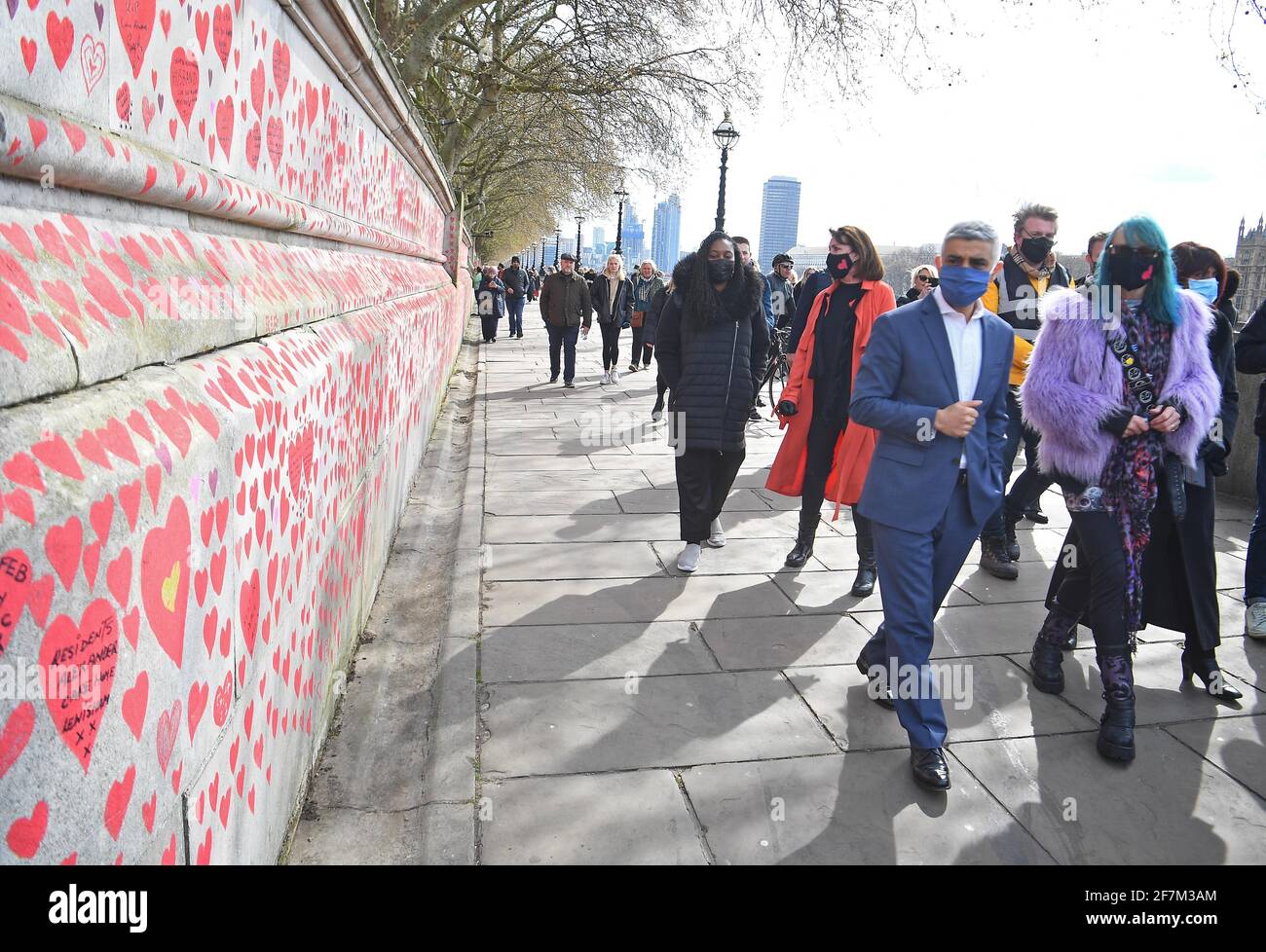 Sadiq Khan, der Bürgermeister von London, spricht mit trauernden Familien, während sie sich versammeln, um den Abschluss der Bemalung von etwa 150,000 Herzen auf die National Covid Memorial Wall am Ufer in London zu markieren. Bilddatum: Donnerstag, 8. April 2021. Stockfoto