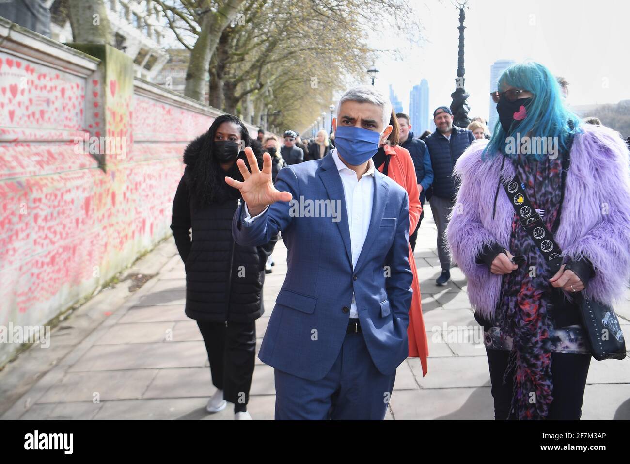 Sadiq Khan, der Bürgermeister von London, spricht mit trauernden Familien, während sie sich versammeln, um den Abschluss der Bemalung von etwa 150,000 Herzen auf die National Covid Memorial Wall am Ufer in London zu markieren. Bilddatum: Donnerstag, 8. April 2021. Stockfoto