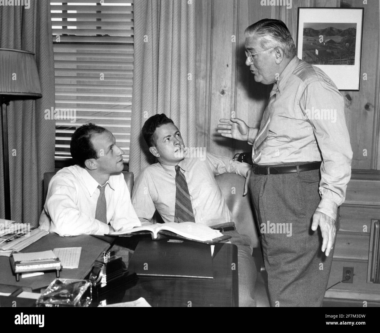 Regisseur GARSON KANIN und Drehbuchautor ROBERT ARDREY beraten sich mit Censor JOSEPH BREEN vom Hays Office über das Drehbuch für SIE WUSSTEN, WAS SIE WOLLTEN 1940 REGISSEUR GARSON KANIN DREHBUCH Robert Ardrey vom Pulitzer-Preis-Stück von Sidney Howard Produzent Erich Pommer RKO Radio Pictures Stockfoto