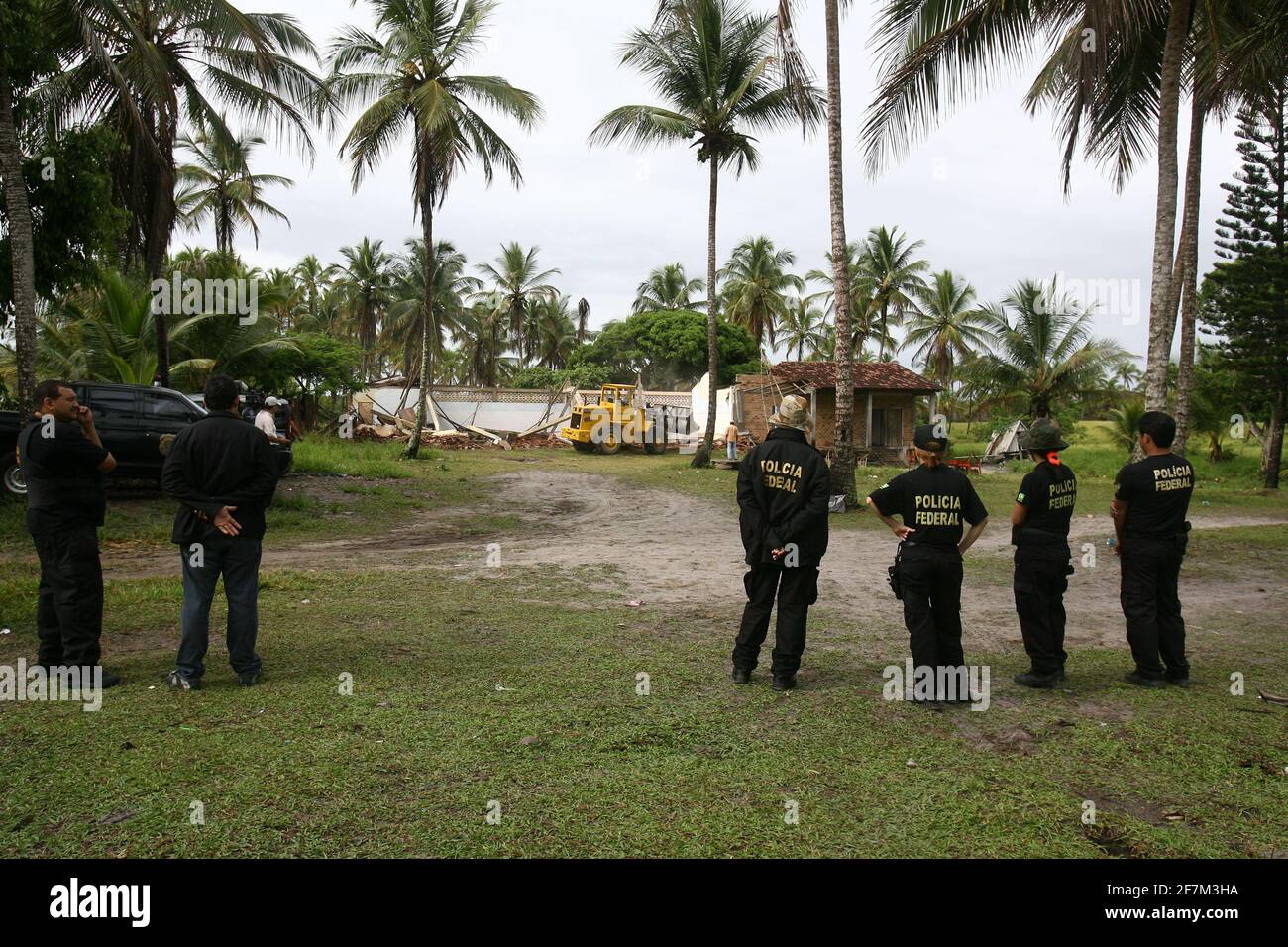 ilheus, bahia / brasilien - 1. februar 2012: Bundespolizisten führen den Wiedereinsetzungsbefehl für den von der Tupinamba Indio besetzten Hof durch Stockfoto