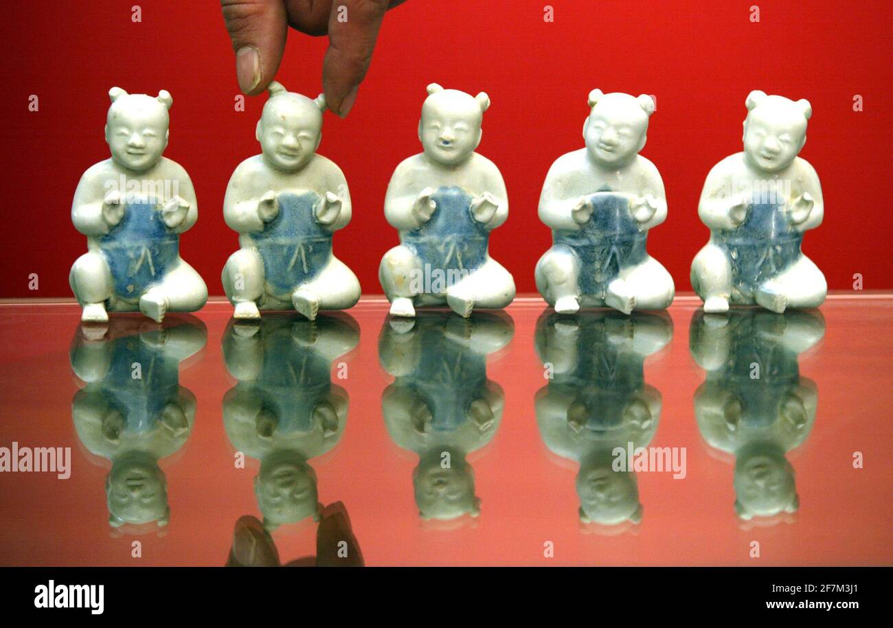 Sotheby's verkauft riesige Ladung chinesischen Porzellans aus dem 18. Jahrhundert, das vor kurzem von der vietnamesischen Regierung nach 280 Jahren verloren auf dem Meeresgrund der Südchinesischen Meere geborgen wurde. Der Verkauf findet am 30. Und 31. Januar 2007 in Amsterdam statt. Figurengruppe eines Kindes um 1725 Bild David Sandison Stockfoto