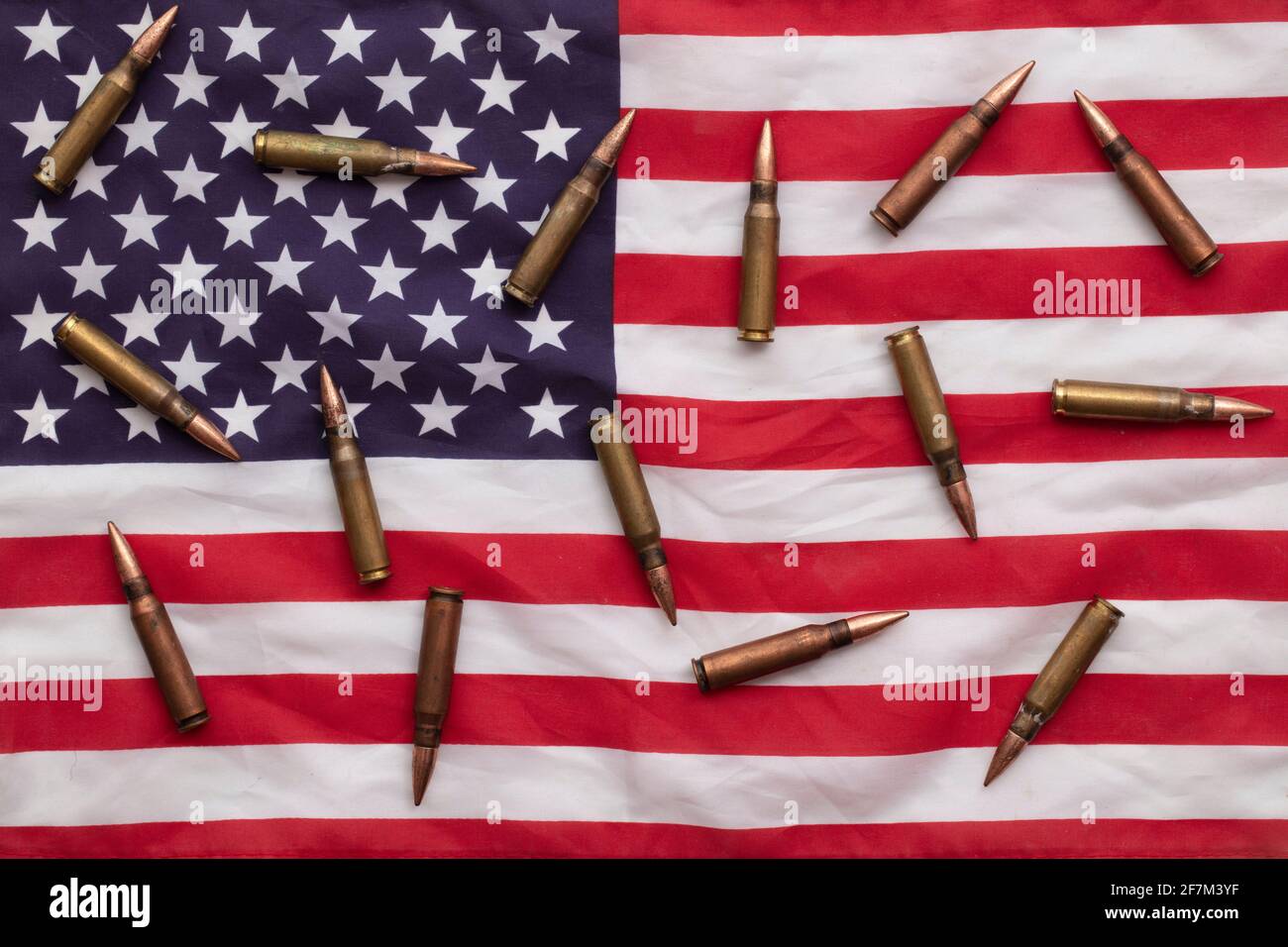 Kugelmunition auf einer US-amerikanischen Flagge mit Sternen und Streifen Stockfoto