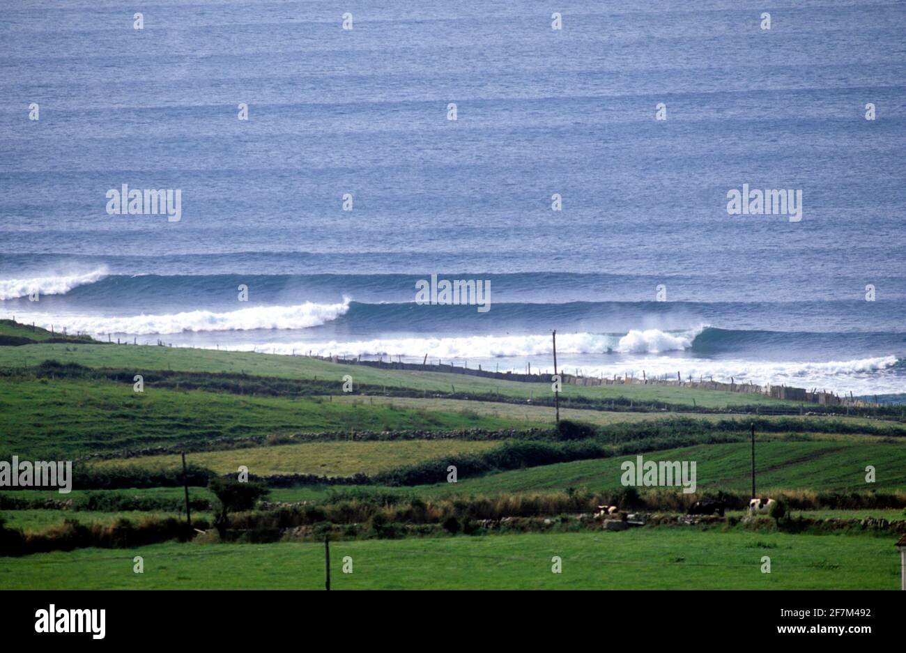 Perfekte abblätternde Wellen an der Westküste Irlands - Point Break in der Nähe von Lahinch über und vor der Küste mit Wellenlinien am Horizont. Stockfoto
