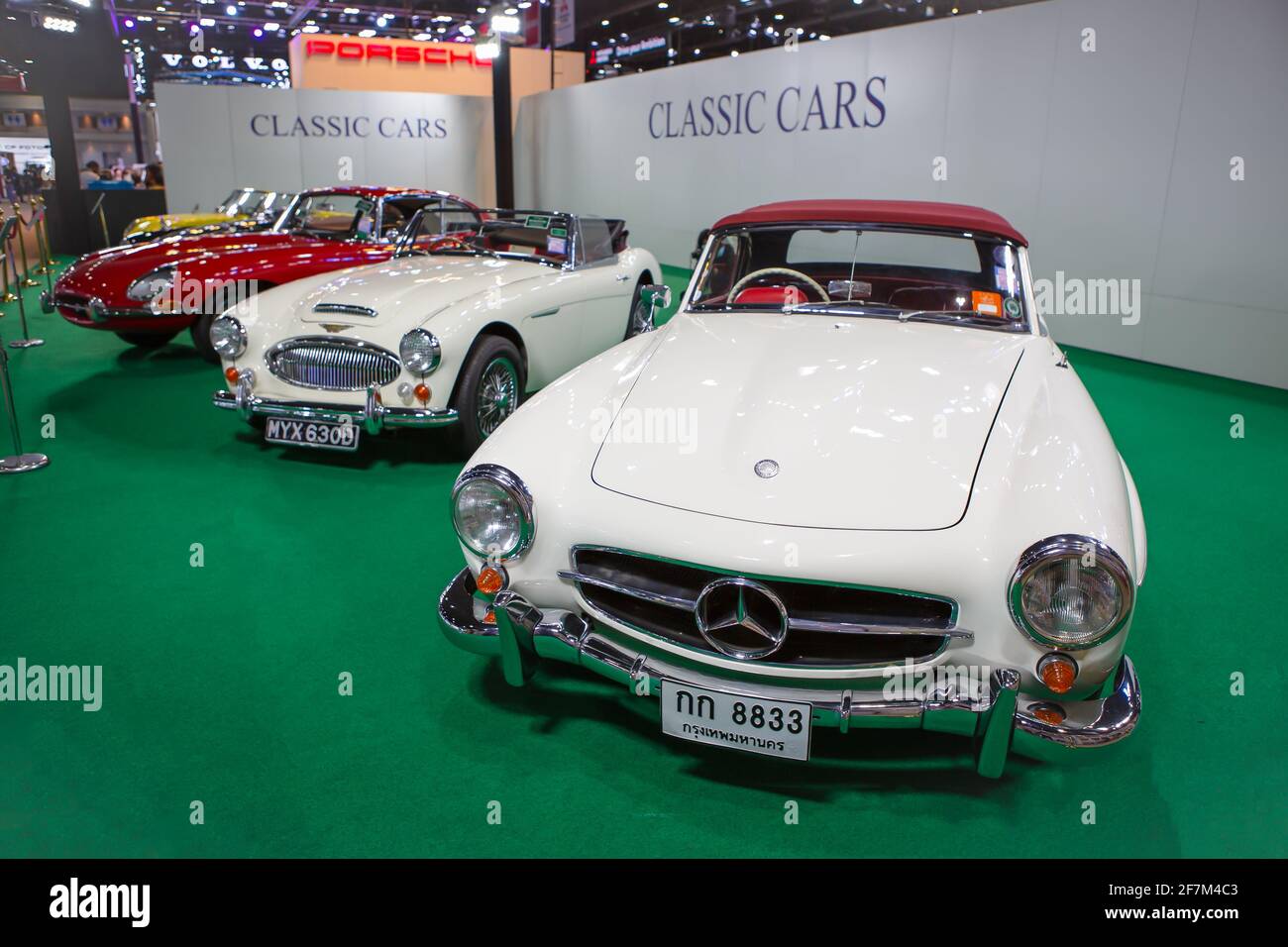Bangkok, Thailand - 4. April 2021: Oldtimer Mercedes Benz 190SL W121, Austin Big Healey 3000 und Jaguar E-Type S1 wurden in BANGKOK INTERNATIONA ausgestellt Stockfoto