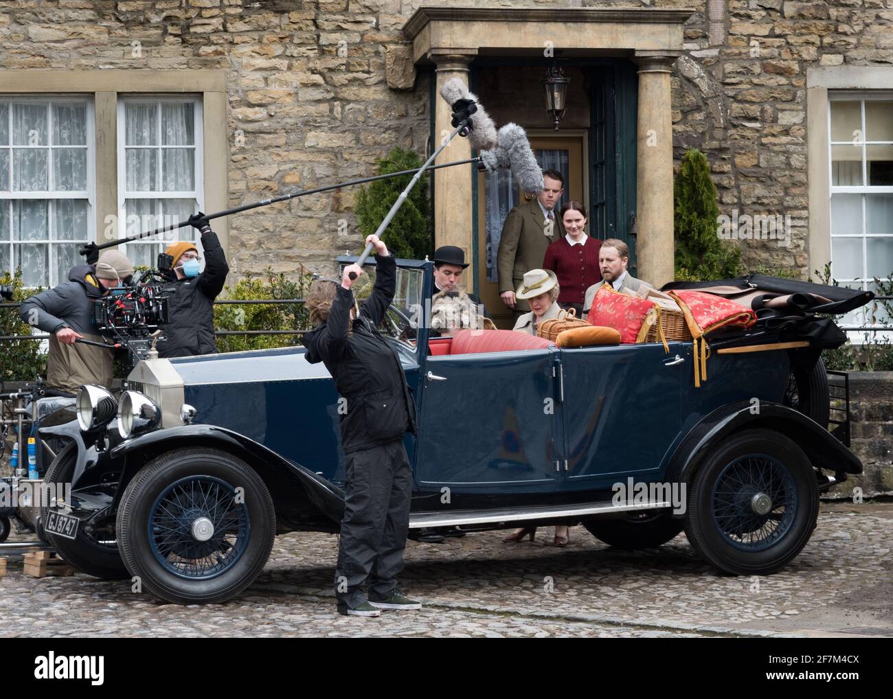 Dreharbeiten für die neue Serie von „All Creatures Great and Small“, der Fernsehserie, die auf den Büchern über Yorkshire-Tierarzt James Herriott basiert. Die Szene hier wird im Dorf Grassington im Yorkshire Dales National Park gedreht. Stockfoto