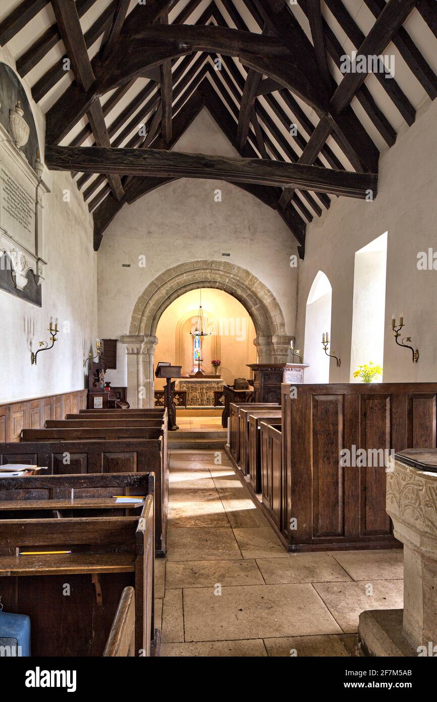 Das einfache Innere der St. Michaels Kirche (die aus der sächsischen Zeit stammt) im Cotswold Dorf Duntisbourne Rouse, Gloucestershire UK Stockfoto