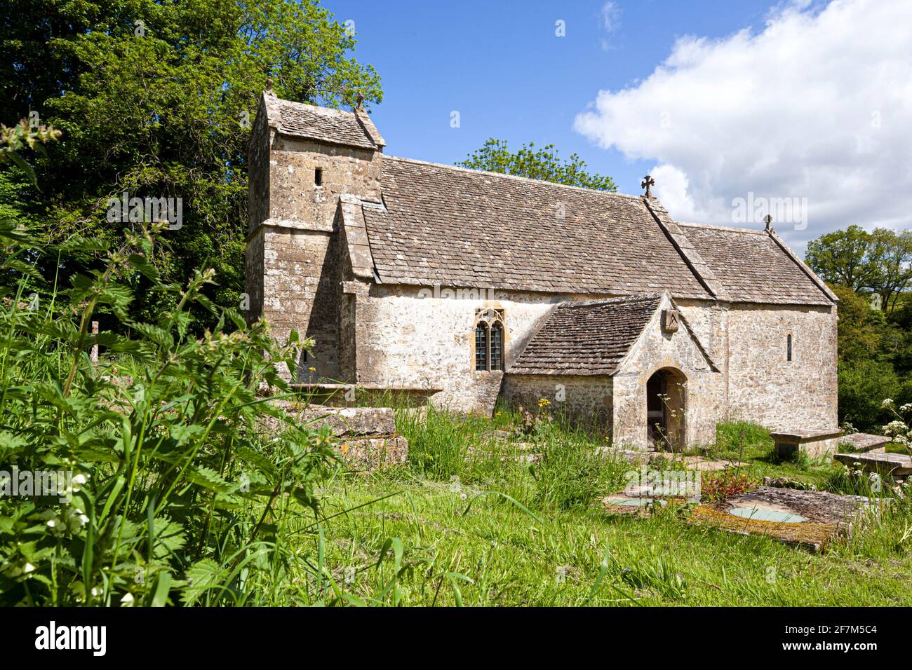 St Michaels Kirche (welche stammt aus dem sächsischen Zeiten) in die Cotswold Dorf Duntisbourne Rouse, Gloucestershire UK Stockfoto