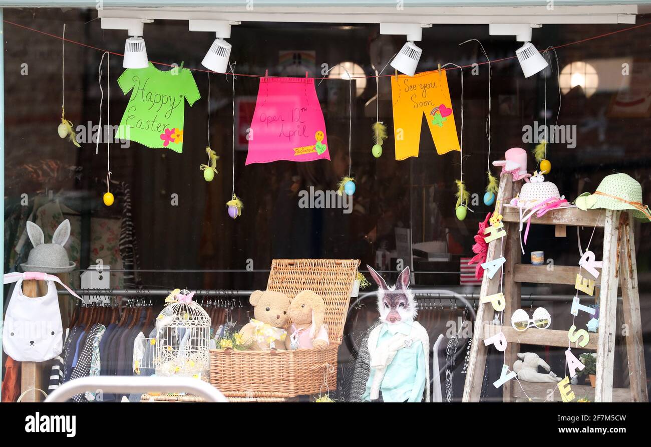 London, Großbritannien. 08. April 2021 Mary's Living & Giving Shop for Save the Children in Teddington, West London bereitet sich auf die Eröffnung am 12. April vor, wenn die Coronavirus-Regeln es zulassen. Andrew Fosker / Alamy Live News Stockfoto