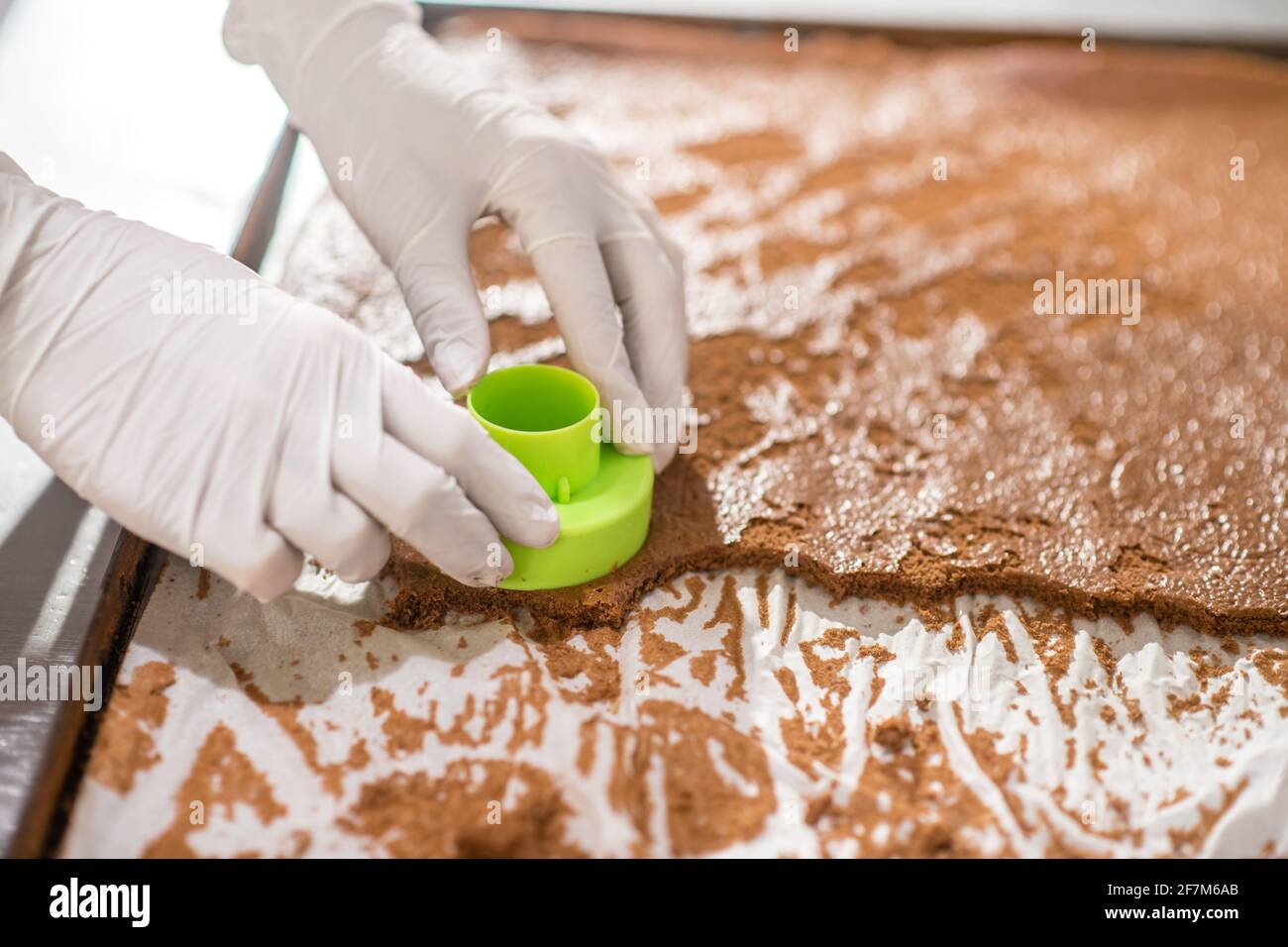 Köche Hände mit runden Figur berühren Keksblatt Stockfoto