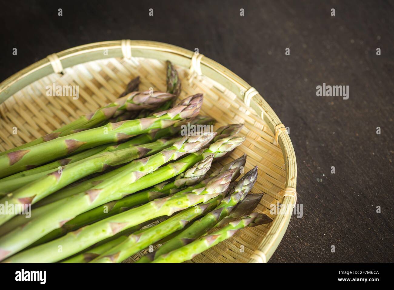 Nahaufnahme des Garten-Spargels (Spargel officinalis) Auf Bambusblech Stockfoto