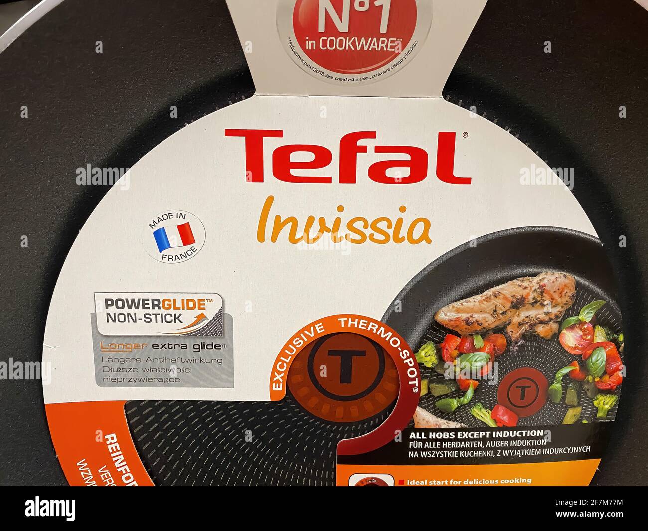 Viersen, Deutschland - 1. März. 2021: Nahaufnahme der Bratpfanne mit tefal-Logo-Schriftzug  im Regal des deutschen Supermarkts Stockfotografie - Alamy