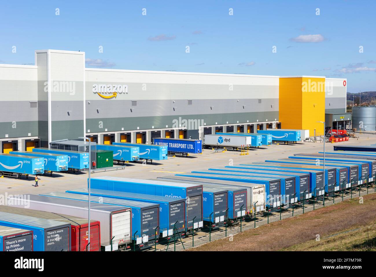 Amazon Warehouse UK mit Amazon Logo East Midlands Gateway SEGRO Logistics Park Junction 24 M1 East Midlands England GB Stockfoto