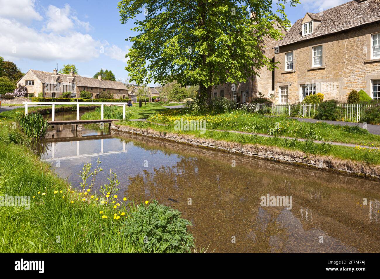 Der Fluss Auge fließt durch die Cotswold Dorf von Lower Slaughter, Gloucestershire UK Stockfoto