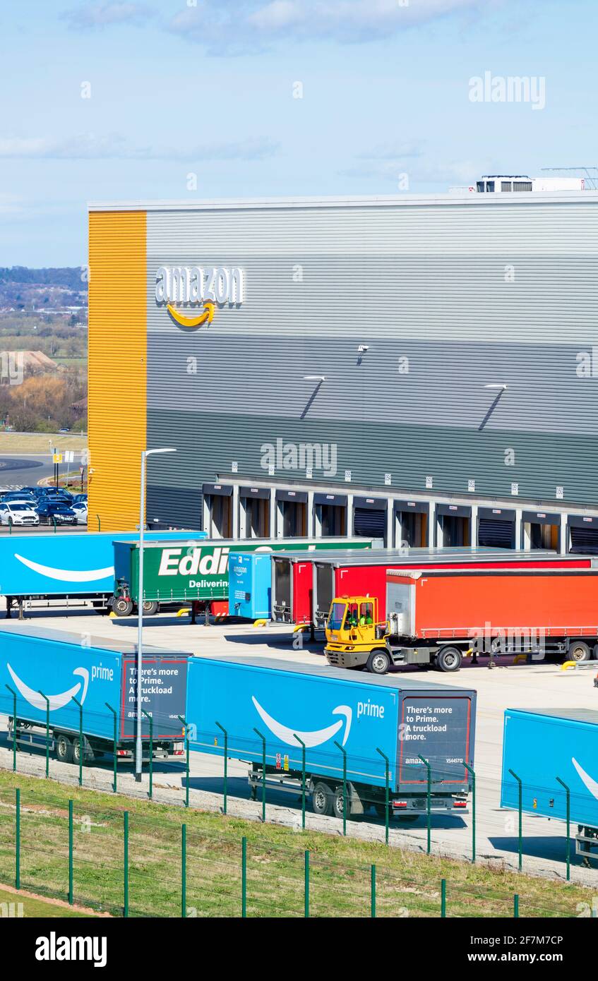 Amazon Lager mit Amazon Logo East Midlands Gateway SEGRO Logistics Park Junction 24 East Midlands England GB Stockfoto