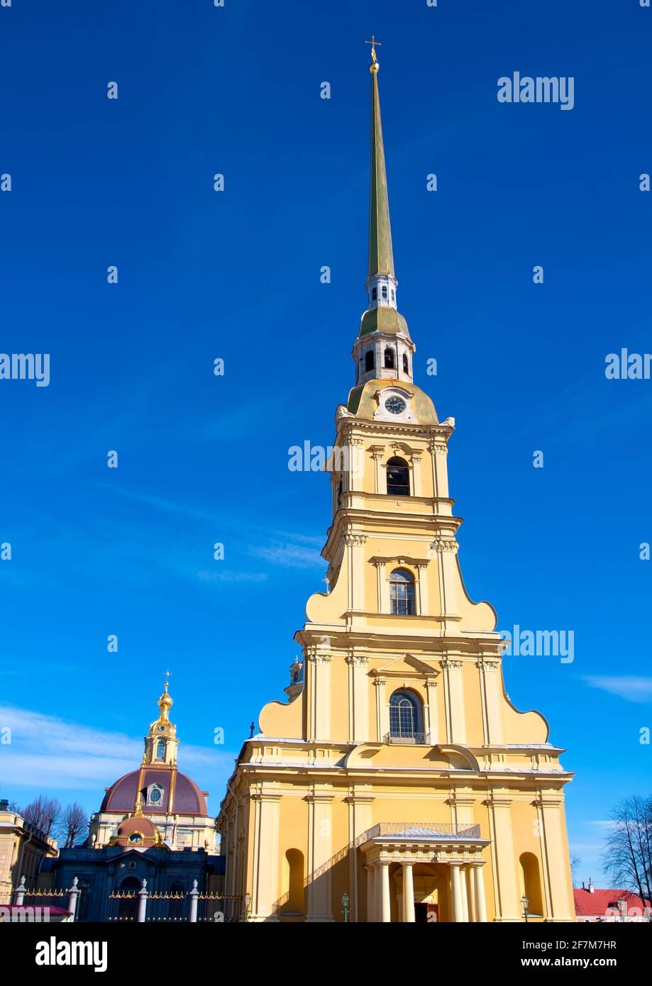 ST. PETERSBURG, RUSSLAND - 27. März 2021: Peter und Paul Festung aus der Newa in Sankt Petersburg, Russland. Stockfoto