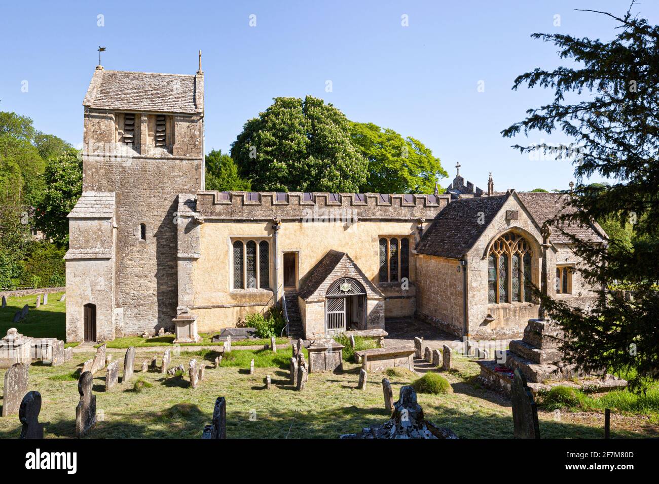 Die Allerheiligen-Kirche aus dem frühen 12. Jahrhundert im Cotswold-Dorf North Cerney, Gloucestershire, Großbritannien Stockfoto