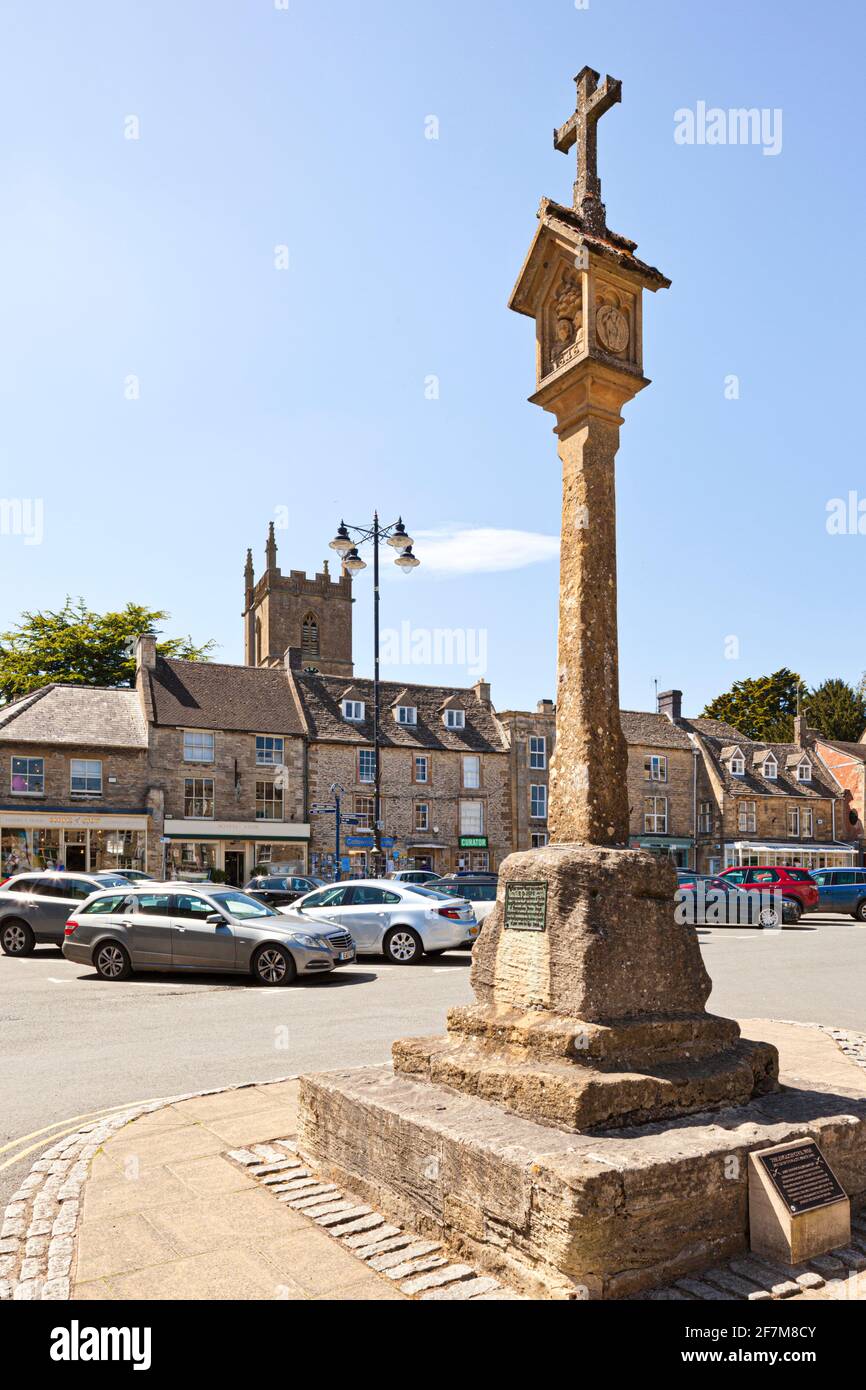 Das alte Steinkreuz am Marktplatz in der Cotswold-Stadt Stow on the Wold, Gloucestershire, Großbritannien Stockfoto