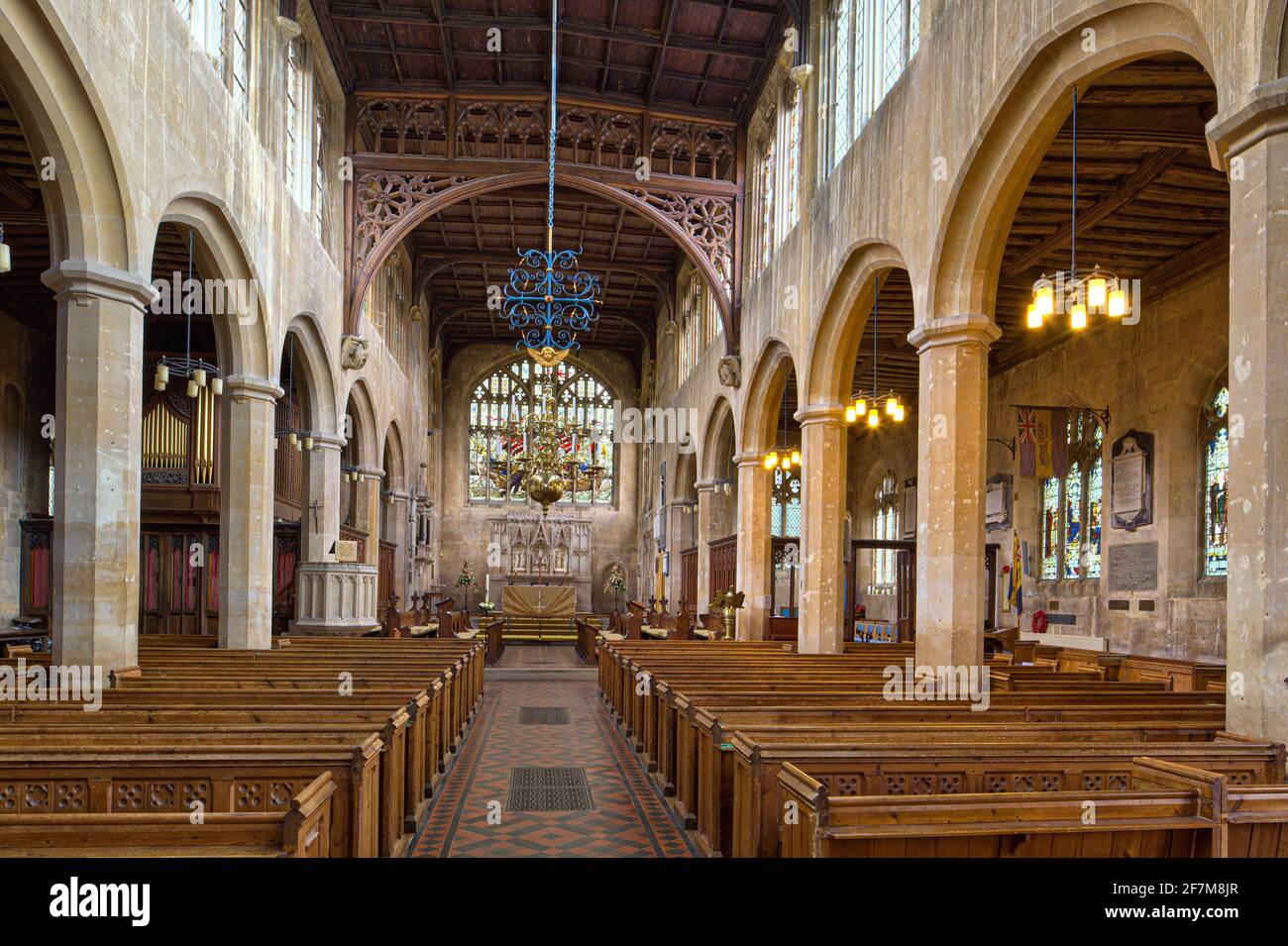 Das Innere der Pfarrkirche St. Peters in der Cotswold-Stadt Winchcombe, Gloucestershire, Großbritannien Stockfoto