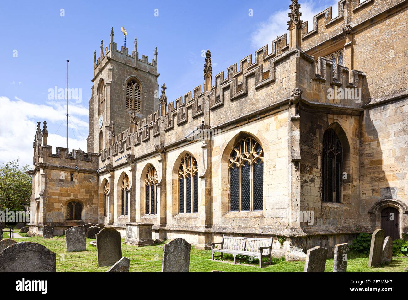 St. Peters Pfarrkirche in der Cotswold-Stadt Winchcombe, Gloucestershire, Großbritannien - berühmt für seine Sammlung grotesker Wasserspeier Stockfoto