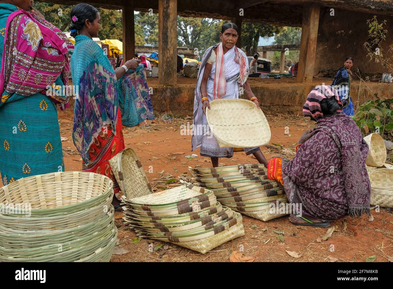 Laxmipur, Indien - 2021. Februar: Adivasi-Frauen vom Stamm Kondh kaufen am 20. Februar 2021 auf dem Laxmipur-Markt in Odisha, Indien, Rohrkörbe. Stockfoto