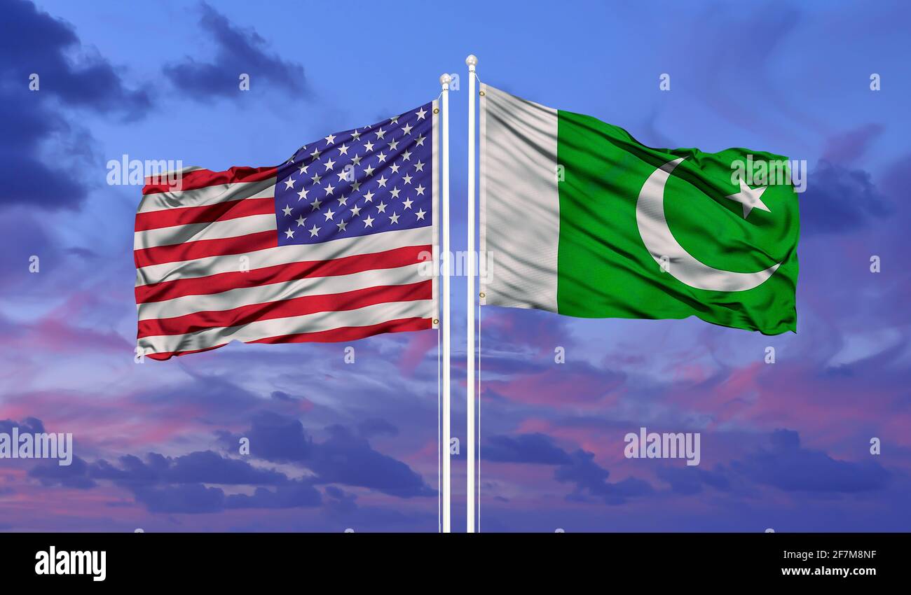 Pakistan und die Vereinigten Staaten zwei Flaggen auf Fahnenmasten und blau wolkiger Himmel Stockfoto