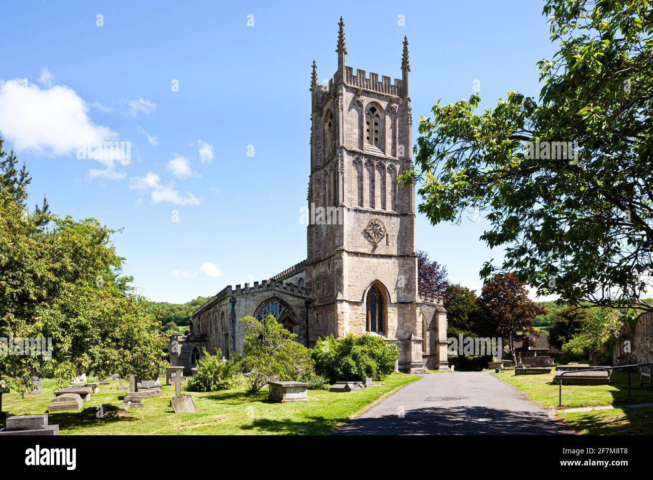 Die Pfarrkirche St. Mary the Virgin in der Cotswold-Stadt Wotton unter Edge, Gloucestershire, Großbritannien Stockfoto