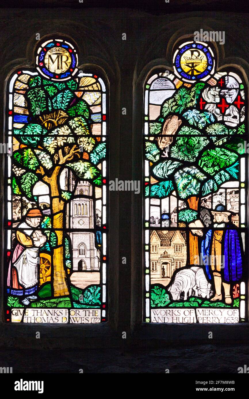 Buntglasfenster in der Kapelle in den Almshäusern Perry und Dawes, die 1638 in der Cotswold-Stadt Wotton unter Edge, Gloucestershire, Großbritannien, erbaut wurde. Stockfoto