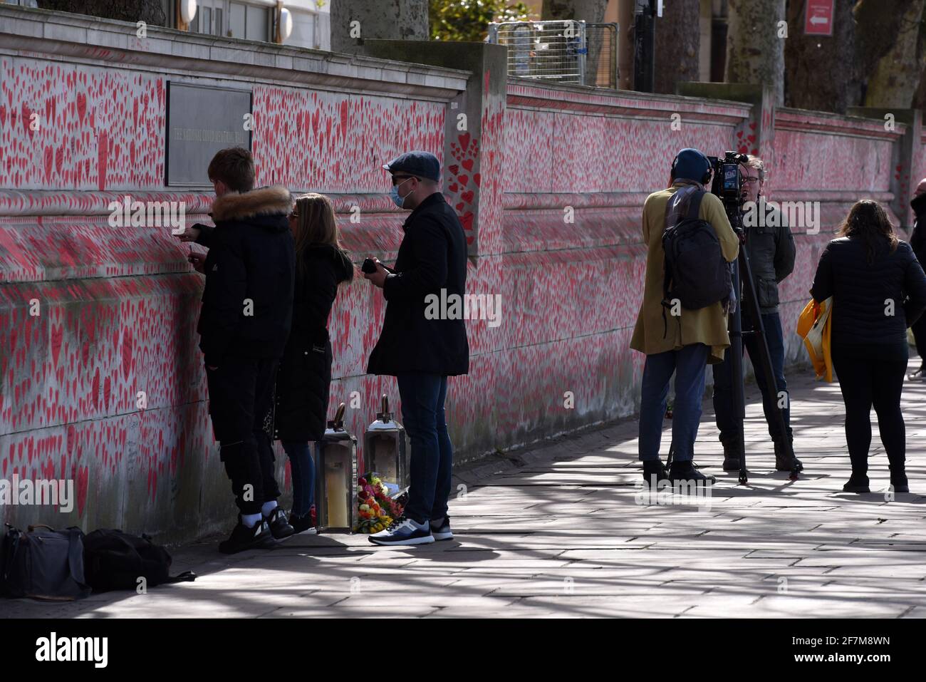 London, April 2021: Die National Covid Memorial Wall vor dem St. Thomas' Hospital auf dem Albert Embankment Path an der Themse in London Stockfoto