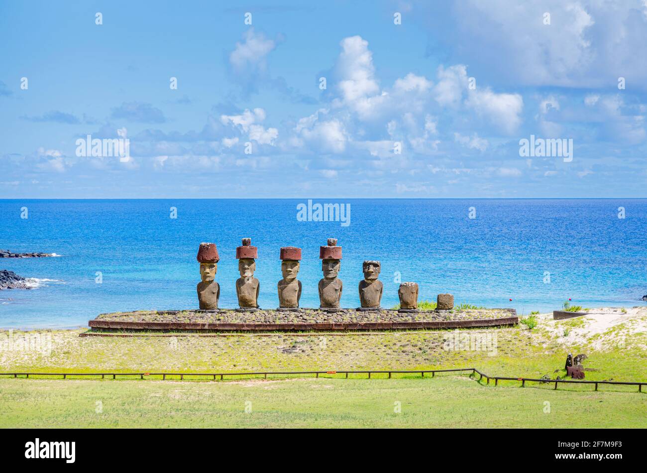 Der 7 Moai auf Ahu Noa-Nao auf der vom Pazifik entfernten Anakena Beach an der Küste der Osterinsel (Rapa Nui), Chile Stockfoto