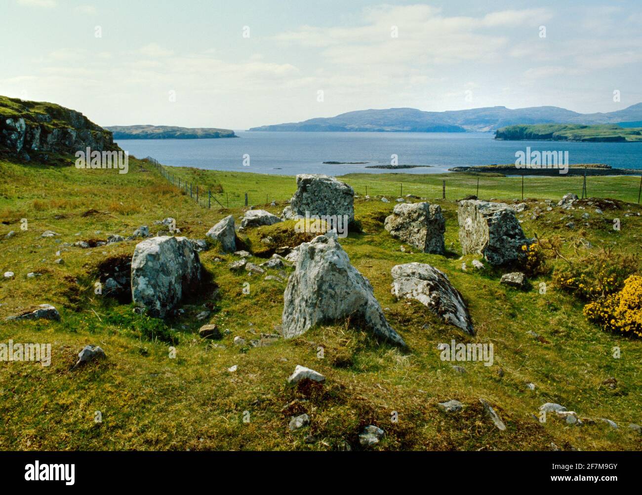 Ullinish Lodge Neolithisches Kammergrab, Isle of Skye, Schottland, Großbritannien, mit Blick auf die freiliegende Grabkammer mit Loch Bracadale im Hintergrund. Stockfoto
