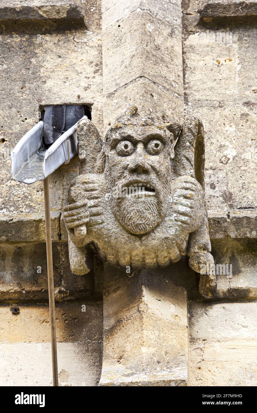 Eine der vielen grotesken Wasserspeier, die die Pfarrkirche St. Peters in der Cotswold-Stadt Winchcombe, Gloucestershire, Großbritannien, begrachen Stockfoto