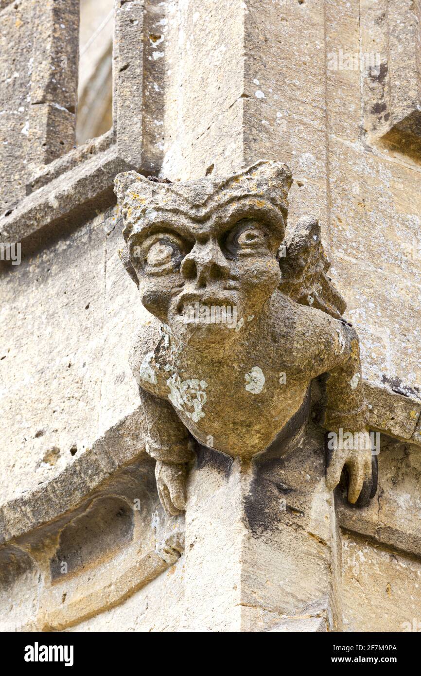 Eine der vielen grotesken Wasserspeier, die die Pfarrkirche St. Peters in der Cotswold-Stadt Winchcombe, Gloucestershire, Großbritannien, begrachen Stockfoto