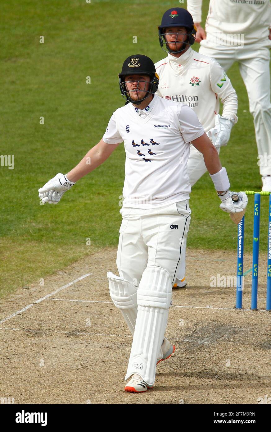 Manchester, Großbritannien. 8. April 2021: English County Cricket, Lancashire versus Sussex; Ollie Robinson von Sussex bei der Fledermaus Stockfoto