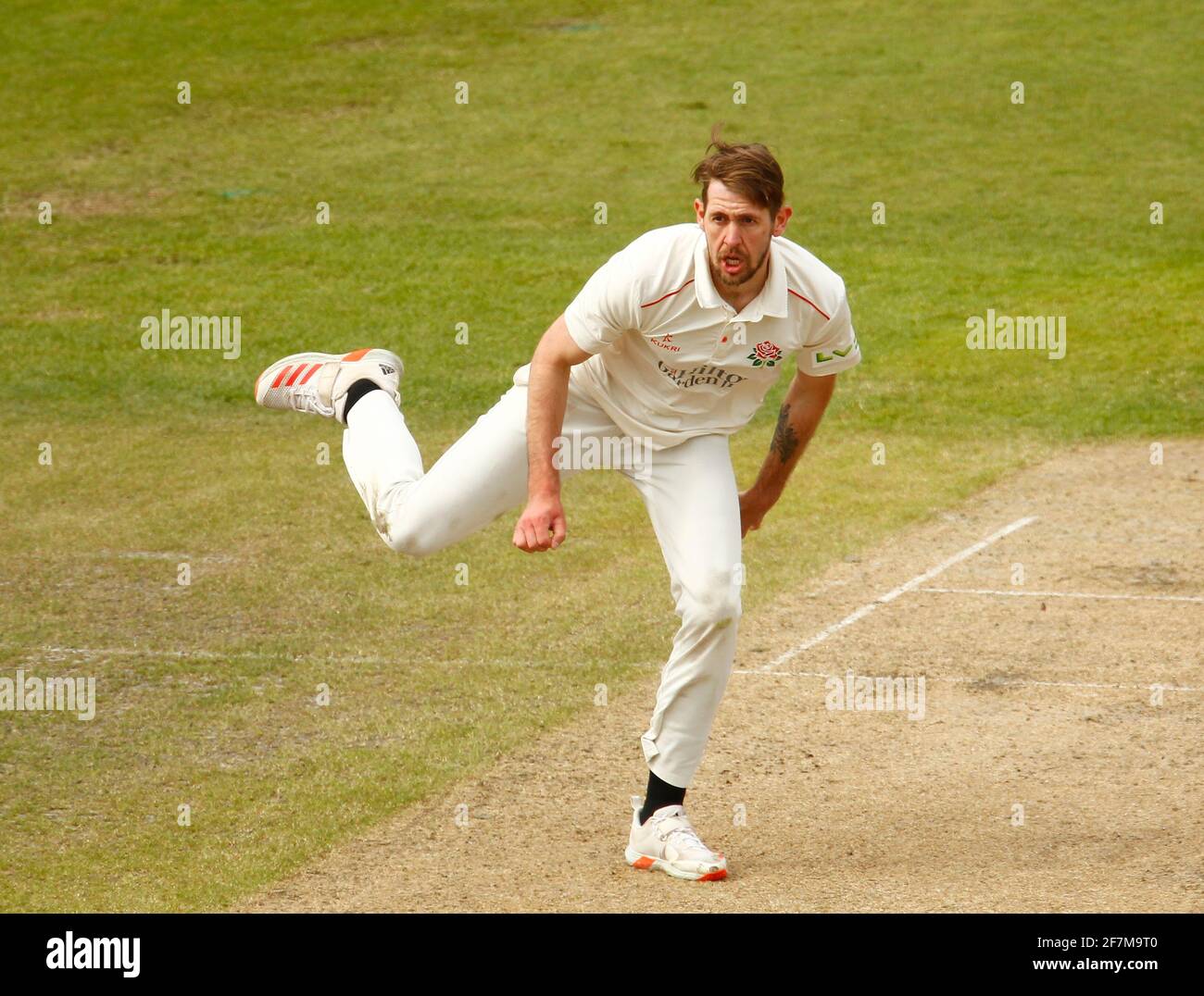 Manchester, Großbritannien. 8. April 2021: English County Cricket, Lancashire versus Sussex; Tom Bailey von Lancashire Bowling Stockfoto