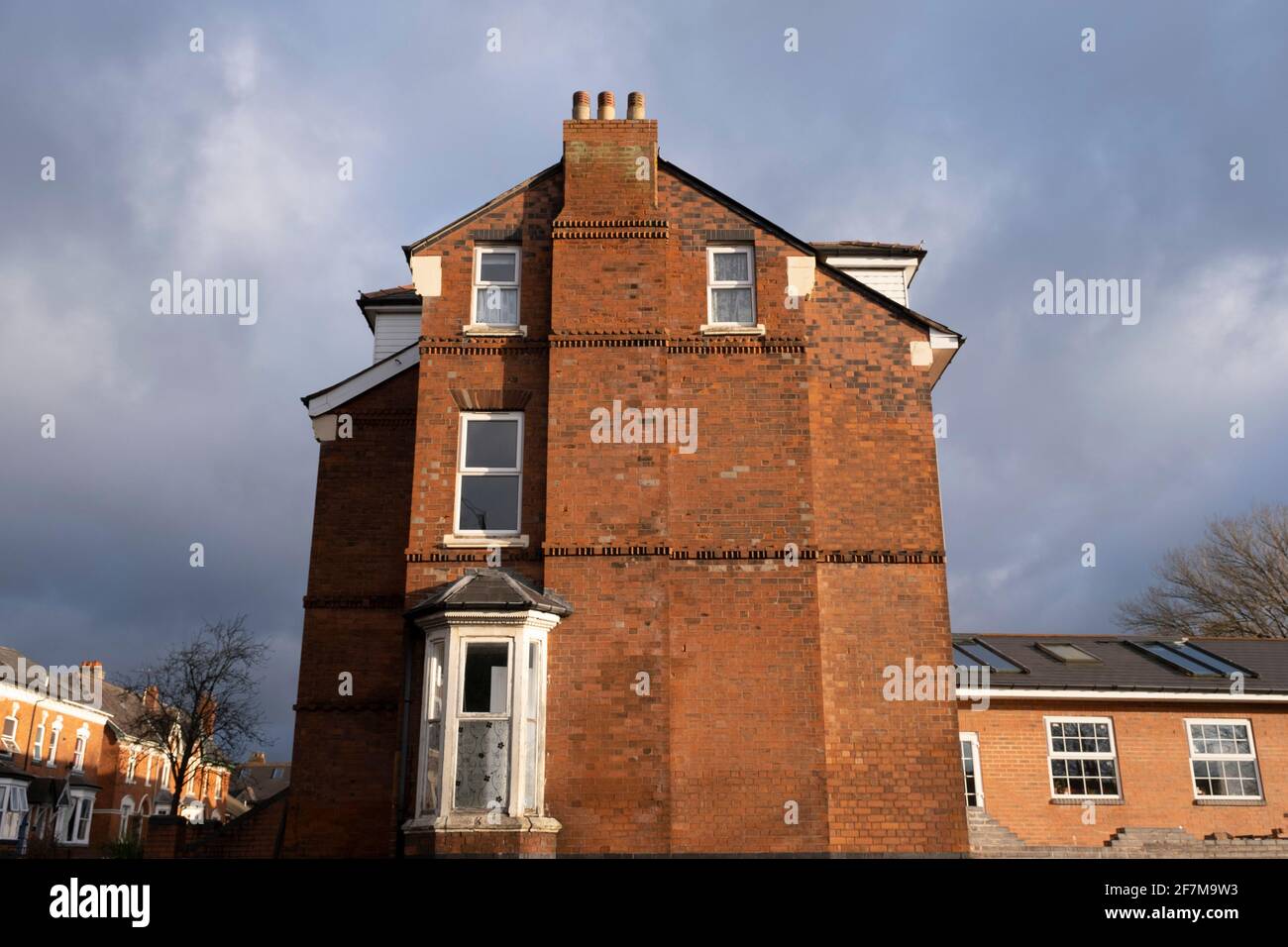 Rotes Backsteinhaus in Moseley am 5. Januar 2021 in Birmingham, Großbritannien. Moseley ist ein Gebiet, in dem einzelne und große Häuser von Industriellen in den frühen 1900er Jahren gebaut wurden. Moseley und die umliegenden Gebiete wurden nach 1910 stark ausgebaut, die neuen Häuser sind größtenteils aus großen Häusern, die für die edwardianischen Mittelklassefamilien entworfen wurden, die sich in den Vororten um das Industriezentrum Birminghams niederließen. Stockfoto