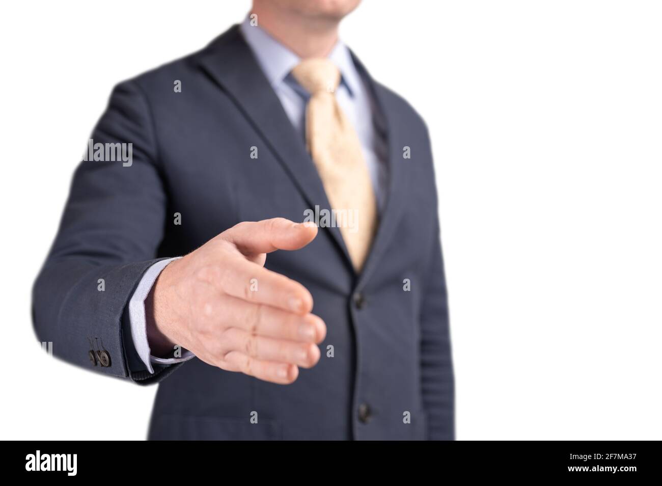 Geschäftsmann schüttelt die Hände, Partnerschaft Einladung. Crop Bild Geschäftsmann, die Hand für Schütteln, schlägt gute Deal, um Partner, die Begrütin Stockfoto