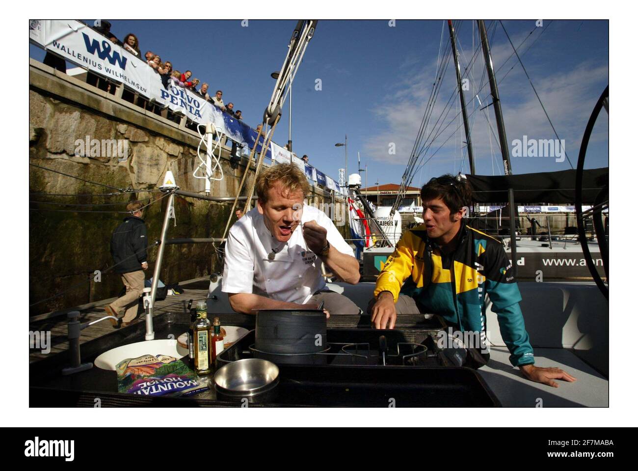 Gordon Ramsay kam als Lebensmittelberater für das niederländische Team zum Team von ABN AMRO beim Volvo Ocean Race. Er wird versuchen, den Geschmack und den nutricianal Inhalt der getrockneten Lebensmittel an Bord zu verbessern. Gordon konnte das Teamrennen beim ersten in-Port-Rennen des Weltrennens in Sanxenxo an der spanischen Nordküste beobachten.Bild David Sandison 4+5/11/2005 Stockfoto