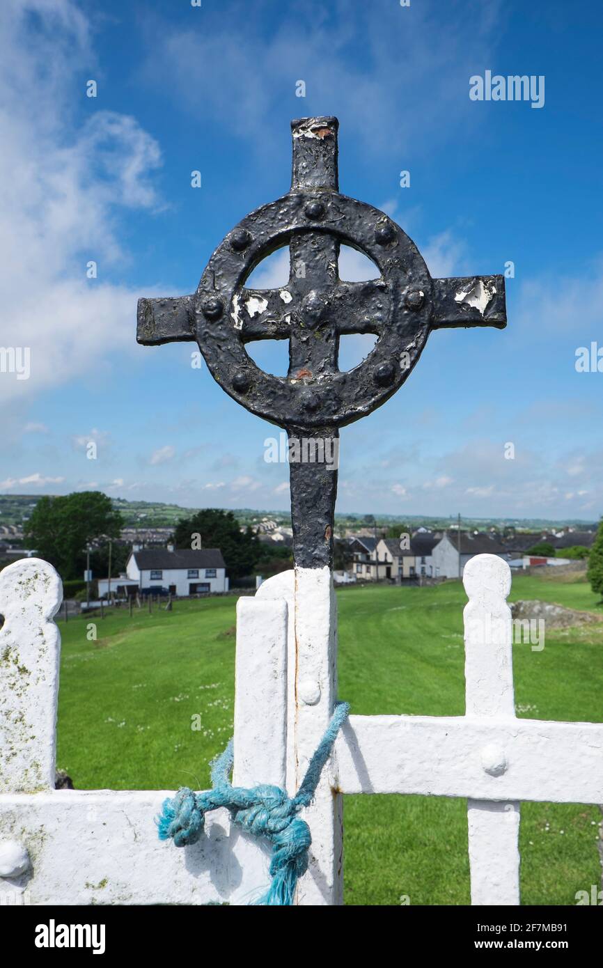 Ein einfaches Eisernes keltisches Kreuz am Tor von an Alter irischer Friedhof Stockfoto