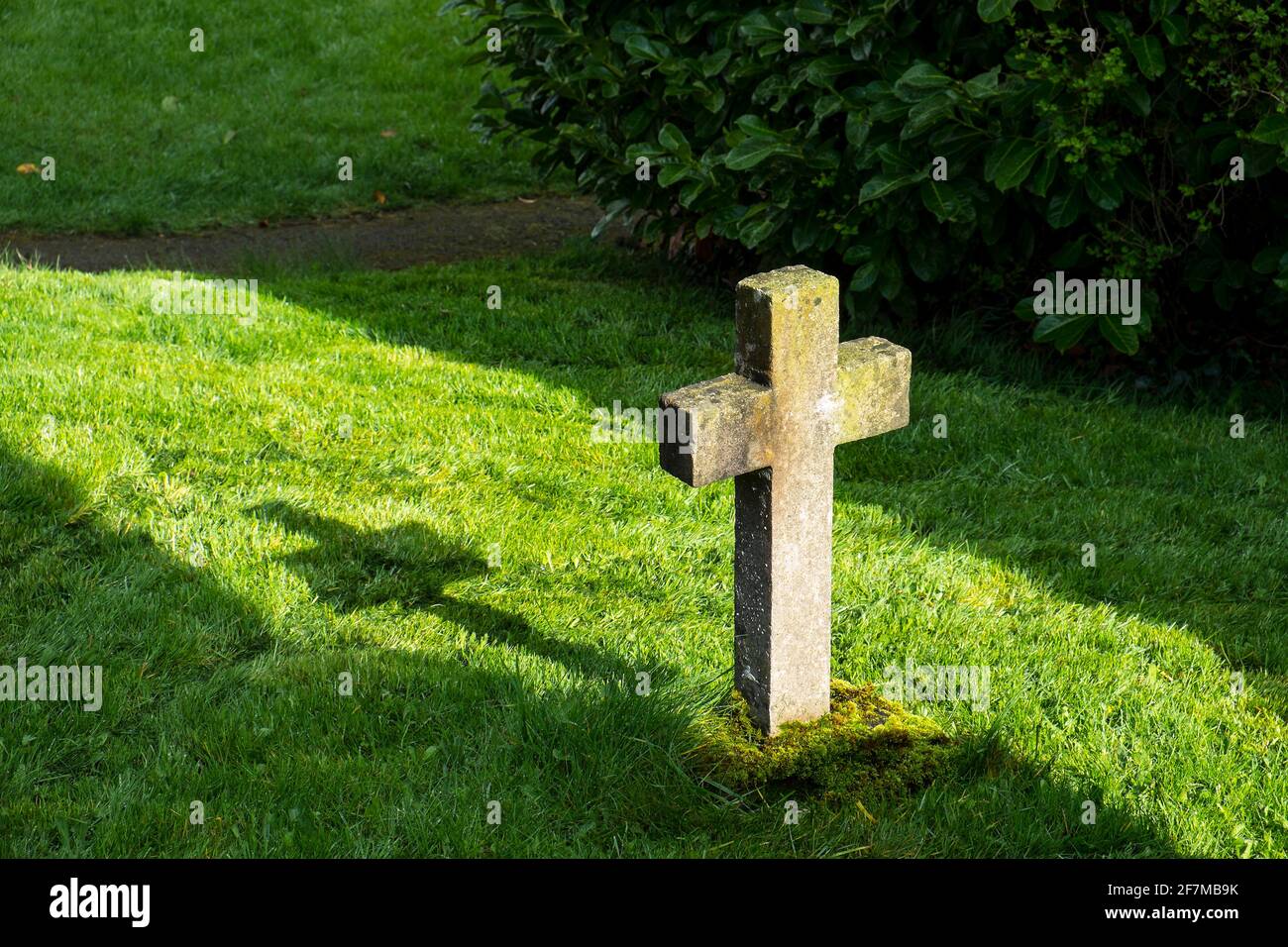 Eine schmucklose Grabmarke auf einem alten irischen Friedhof Stockfoto