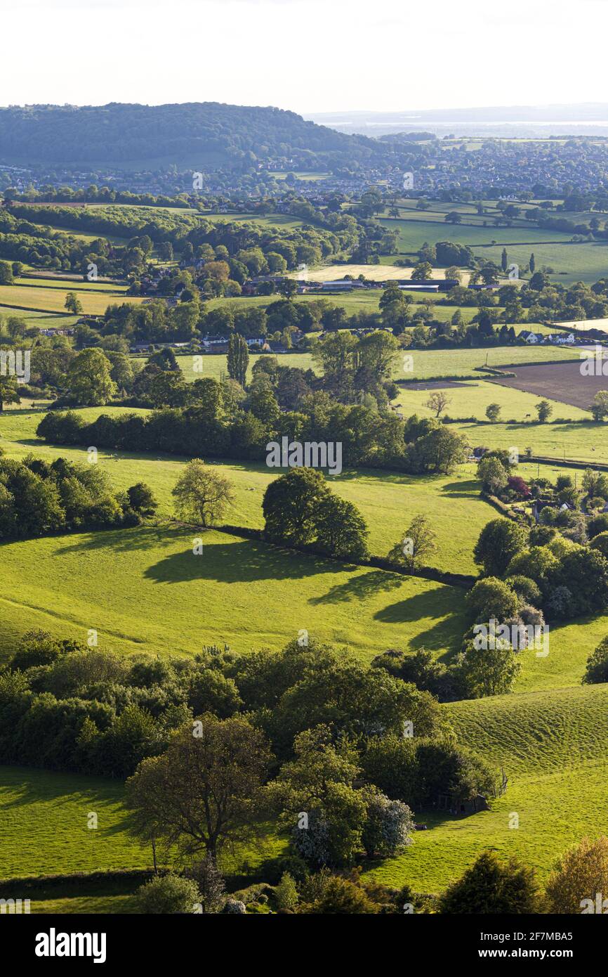 Ackerland im Severn Vale in der Nähe von Far Green, Coaley, Gloucestershire UK - Cam, Dursley und Stinchcombe Hill sind in der Ferne. Stockfoto