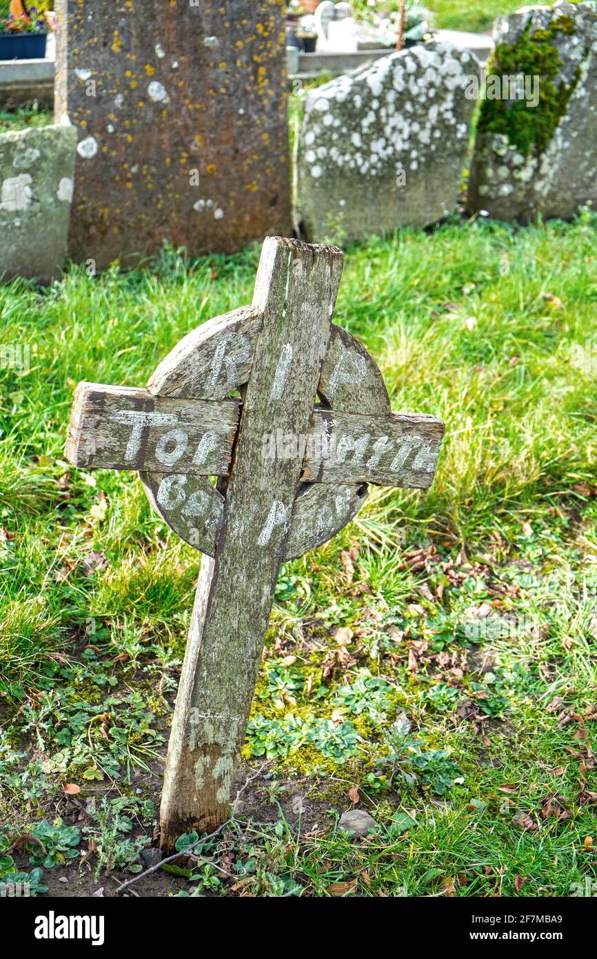 Ein einfaches Holzkreuz, das das Grab von Tom Smyth markiert Auf einem alten irischen Friedhof Stockfoto
