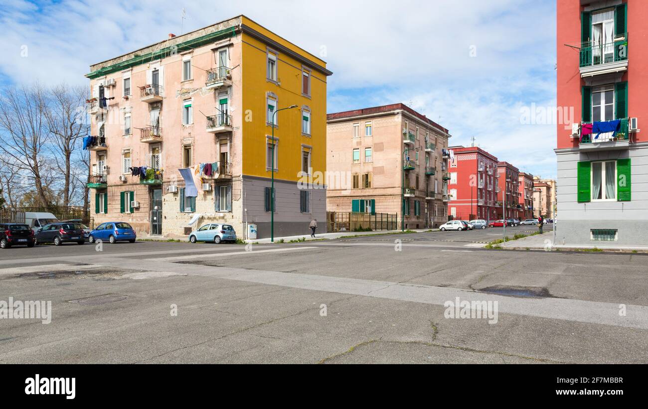 Napoli (Italien) - Via Cocchia, die Häuser der ehemaligen Arbeiter der italsider Gegend von Bagnoli Stockfoto