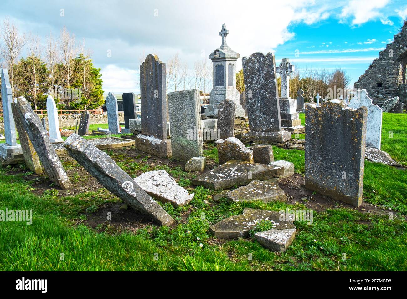 Grabsteine in einem vernachlässigten alten Teil eines irischen Friedhofs Stockfoto