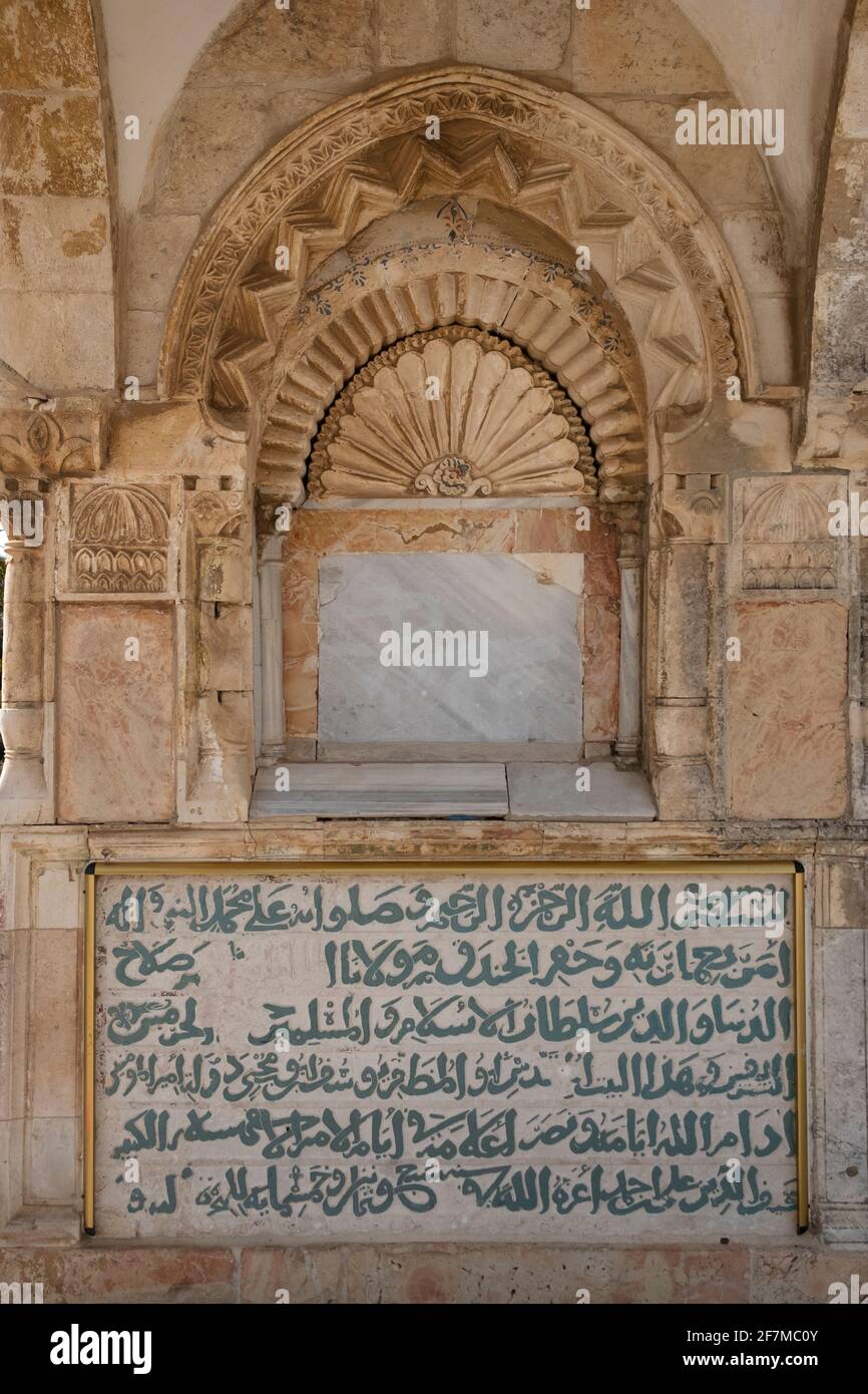 Steinschnitzereien und eine mit Marmor verkleidete Blindnische zusammen mit einer arabischen Ayyubid-Inschrift zieren die Nordwand der Südwand des freistehenden Kuppelbaus Dome von Yusuf (Qubbat Yusuf), der ursprünglich von Saladin im späten 12. Jahrhundert erbaut wurde. Das Hotel befindet sich auf der Plattform des Felsendoms im Tempelberg, der den Muslimen als Haram esh-Sharif in der Altstadt von Ostjerusalem, Israel, bekannt ist Stockfoto Steinschnitzereien und eine mit Marmor verkleidete Blindnische zusammen mit einer arabischen Ayyubid-Inschrift zieren die Nordwand der Südwand des freistehenden Kuppelbaus Dome von Yusuf (Qubbat Yusuf), der ursprünglich von Saladin im späten 12. Jahrhundert erbaut wurde. Das Hotel befindet sich auf der Plattform des Felsendoms im Tempelberg, der den Muslimen als Haram esh-Sharif in der Altstadt von Ostjerusalem, Israel, bekannt ist Stockfoto