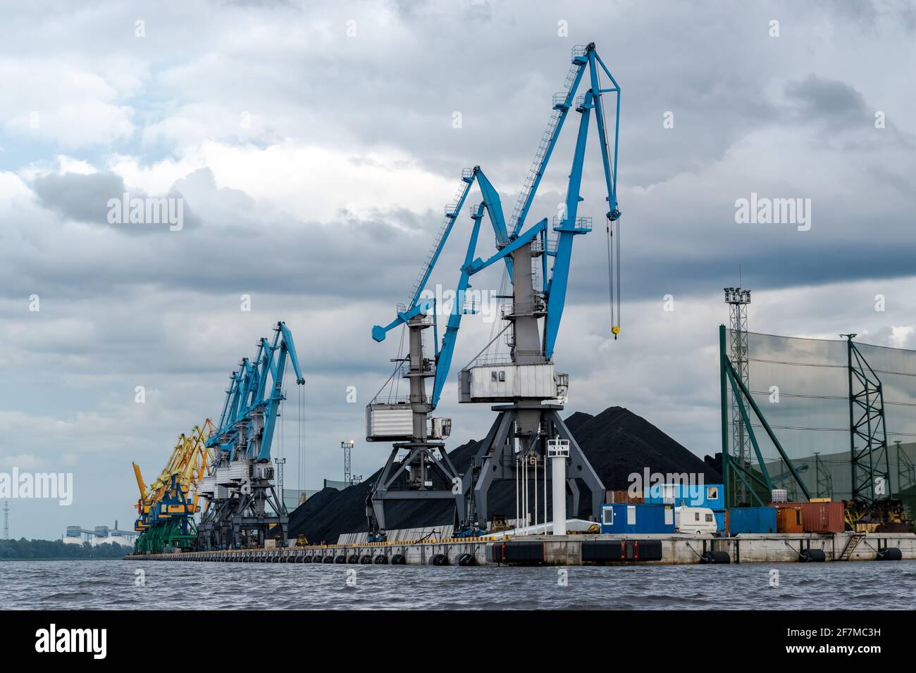 Steinkohlenindustrie. Blaue Kohlekraftkrane im Industriehafen. Stockfoto